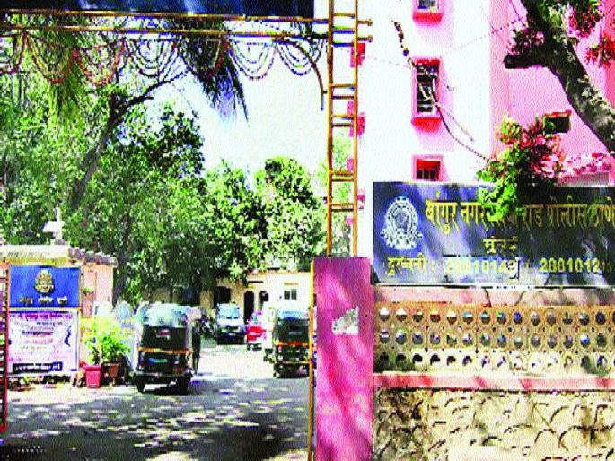 Mafiaagiri of hawkers, civilians of Bangur Nagar suffer: Police and municipal inactive | फेरीवाल्यांची माफियागिरी, बांगूरनगरचे नागरिक त्रस्त : पोलीस आणि महापालिका निष्क्रिय Mafiaagiri of hawkers, civilians of Bangur Nagar suffer: Police and municipal inactive | फेरीवाल्यांची माफियागिरी, बांगूरनगरचे नागरिक त्रस्त : पोलीस आणि महापालिका निष्क्रिय