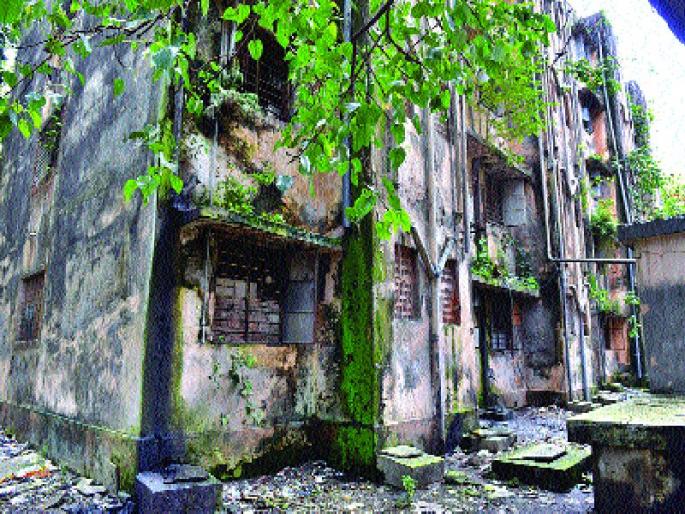 Now 'Prabodhan', 'Prabodhan', and Municipal Corporation's decision of the dangerous building | आता धोकादायक इमारतीमधील रहिवाशांचे ‘प्रबोधन’, महापालिकेचा निर्णय Now 'Prabodhan', 'Prabodhan', and Municipal Corporation's decision of the dangerous building | आता धोकादायक इमारतीमधील रहिवाशांचे ‘प्रबोधन’, महापालिकेचा निर्णय