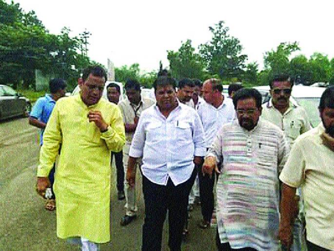 State minister leaves office after not getting in debt due to potholes, Karjatkar disappointed with the tour being partial | खड्ड्यांमुळे कर्जतमध्ये न जाताच राज्यमंत्री माघारी, दौरा अर्धवट राहिल्याने कर्जतकर निराश State minister leaves office after not getting in debt due to potholes, Karjatkar disappointed with the tour being partial | खड्ड्यांमुळे कर्जतमध्ये न जाताच राज्यमंत्री माघारी, दौरा अर्धवट राहिल्याने कर्जतकर निराश