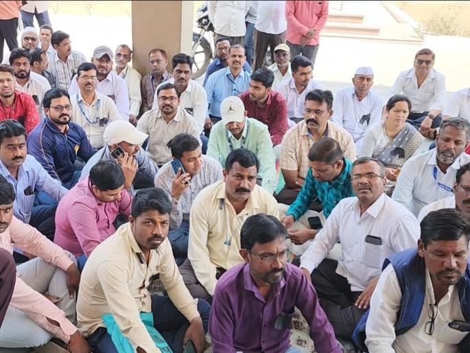 Demand cancellation of false case against Tehsildar of Kopargaon; Talathi, revenue employees union strike | कोपरगावच्या तहसीलदारांवरील खोटा गुन्हा रद्द करण्याची मागणी; तलाठी, महसूल कर्मचारी संघटनेचे काम बंद आंदोलन Demand cancellation of false case against Tehsildar of Kopargaon; Talathi, revenue employees union strike | कोपरगावच्या तहसीलदारांवरील खोटा गुन्हा रद्द करण्याची मागणी; तलाठी, महसूल कर्मचारी संघटनेचे काम बंद आंदोलन