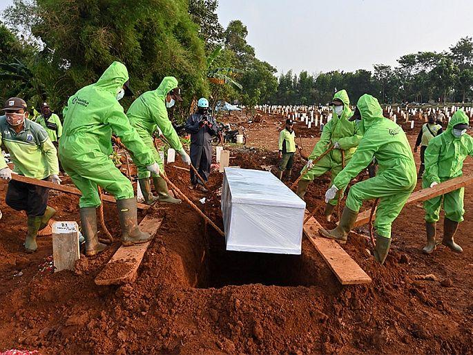 Indonesia If anyone refusing to wear a mask in east java then they dig graves for coroavirus victims | मास्क न वापरणारे खोदतायत कोरोनामुळे मरणारांसाठी कबर, अनोख्या शिक्षेमुळे 'हा' देश चर्चेत Indonesia If anyone refusing to wear a mask in east java then they dig graves for coroavirus victims | मास्क न वापरणारे खोदतायत कोरोनामुळे मरणारांसाठी कबर, अनोख्या शिक्षेमुळे 'हा' देश चर्चेत
