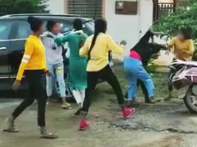 Ambikapur Two girls groups clashed in love triangle in Chhattisgarh | Love Triangle : प्रेमासाठी भररस्त्यात मुलींमध्ये गँग वॉर; एका मुलासाठी लाथा-बुक्क्या-चेननं केली तुंबळ हाणामारी Ambikapur Two girls groups clashed in love triangle in Chhattisgarh | Love Triangle : प्रेमासाठी भररस्त्यात मुलींमध्ये गँग वॉर; एका मुलासाठी लाथा-बुक्क्या-चेननं केली तुंबळ हाणामारी