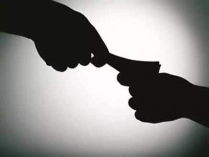 15,000 bribe for early filing of chargesheet, police arrested | विनयभंगाबाबत दोषारोपपत्र लवकर दाखल करण्यासाठी १५ हजारांची लाच, पोलिसाला अटक 15,000 bribe for early filing of chargesheet, police arrested | विनयभंगाबाबत दोषारोपपत्र लवकर दाखल करण्यासाठी १५ हजारांची लाच, पोलिसाला अटक