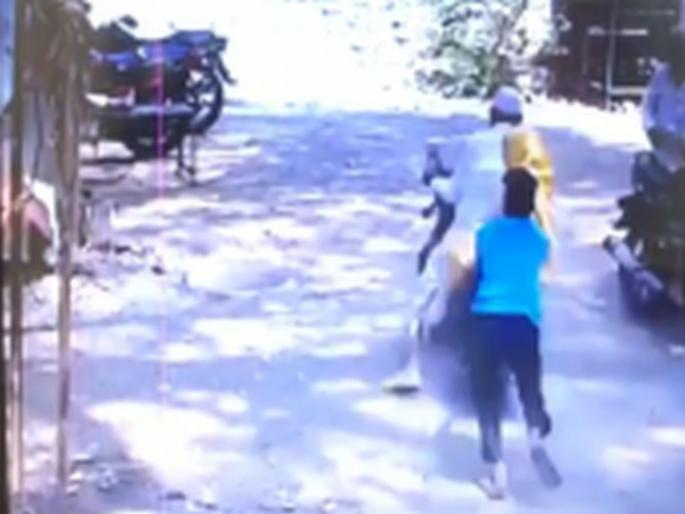 The young man saved the old couple and The brakes failed bike stopped | युवकाच्या प्रसंगावधानानं वृद्ध दाम्पत्य बचावलं; अशी थांबवली ब्रेक फेल झालेली दुचाकी  The young man saved the old couple and The brakes failed bike stopped | युवकाच्या प्रसंगावधानानं वृद्ध दाम्पत्य बचावलं; अशी थांबवली ब्रेक फेल झालेली दुचाकी