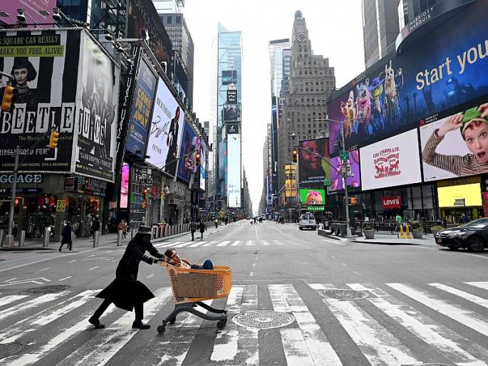 CoronaVirus Marathi News America politicians fear second round of corona virus vice president mike pence went to isolation | CoronaVirus News : अमेरिकन नेत्यांना वाटतेय कोरोनाच्या दुसऱ्या टप्प्याची भीती, उपराष्‍ट्रपती आयसोलेशनमध्ये