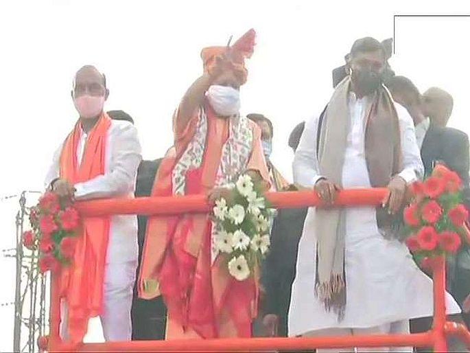 lucknow city ghmc election bjp star campaigner cm yogi adityanath rally in asaduddin owaisi fort hyderabad | GHMC Election : एआयएमआयएमच्या बालेकिल्ल्यात रोड शो करत योगी आदित्यनाथांचं ओवेसींना आव्हान