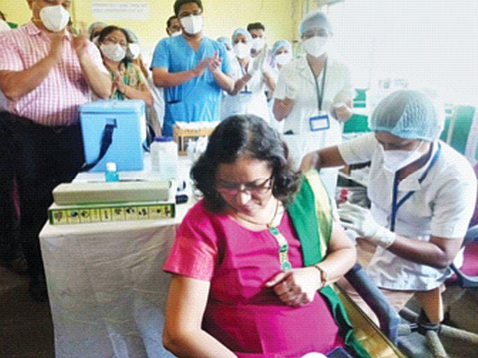 Corona's dark night is finally over | कोरोनाची काळरात्र अखेर संपली, लस घेणाऱ्या आराेग्य कर्मचाऱ्यांमध्ये आनंद