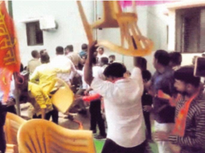 In Buldani, Shiv Sena's Shinde and Thackeray groups clashed, the verbal clash reached the point of a scuffle | बुलडाण्यात शिवसेनेच्या शिंदे व ठाकरे गटात तुफान राडा, शाब्दिक चकमक पोहोचली हाणामारीपर्यंत In Buldani, Shiv Sena's Shinde and Thackeray groups clashed, the verbal clash reached the point of a scuffle | बुलडाण्यात शिवसेनेच्या शिंदे व ठाकरे गटात तुफान राडा, शाब्दिक चकमक पोहोचली हाणामारीपर्यंत