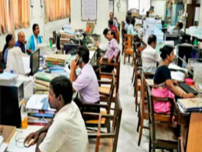 Finally, the disparity between direct service and promoted employees will be removed; Notification issued, relief to many | अखेर सरळसेवा अन् पदोन्नत कर्मचाऱ्यांच्या वेतनातील तफावत दूर; अधिसूचना जारी, अनेकांना दिलासा