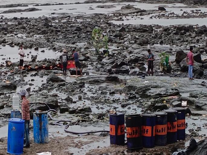 Oil spill from ONGC project in Uran blackened the coast | उरणच्या ओएनजीसी प्रकल्पाच्या तेल गळतीमुळे किनारा काळवंडला Oil spill from ONGC project in Uran blackened the coast | उरणच्या ओएनजीसी प्रकल्पाच्या तेल गळतीमुळे किनारा काळवंडला
