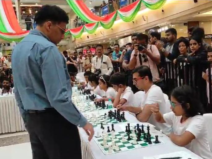 Viswanathan Anand's appearance at Rotary's chess tournament, competing against 22 chess players simultaneously | रोटरीच्या बुद्धीबळ स्पर्धेला विश्वनाथन आनंद यांची हजेरी, एकाच वेळी २२ बुद्धीबळपटूंशी लढत Viswanathan Anand's appearance at Rotary's chess tournament, competing against 22 chess players simultaneously | रोटरीच्या बुद्धीबळ स्पर्धेला विश्वनाथन आनंद यांची हजेरी, एकाच वेळी २२ बुद्धीबळपटूंशी लढत