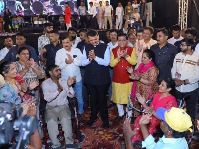 Deputy Chief Minister Devendra Fadnavis played garba with the disabled | उपमुख्यमंत्री देवेंद्र फडणवीस यांनी दिव्यागांसोबत धरला गरब्याचा ठेका Deputy Chief Minister Devendra Fadnavis played garba with the disabled | उपमुख्यमंत्री देवेंद्र फडणवीस यांनी दिव्यागांसोबत धरला गरब्याचा ठेका