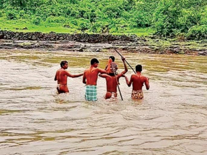Adivasis risk their lives to cross the river for lack of a bridge; The source of the problems is Mukundpada in Mokhadya in Palghar | पुलाअभावी जीव धोक्यात घालून आदिवासींची नदीतून ये-जा; समस्यांचा पाढा म्हणजेच पालघरमधील मोखाड्यातील मुकुंदपाडा Adivasis risk their lives to cross the river for lack of a bridge; The source of the problems is Mukundpada in Mokhadya in Palghar | पुलाअभावी जीव धोक्यात घालून आदिवासींची नदीतून ये-जा; समस्यांचा पाढा म्हणजेच पालघरमधील मोखाड्यातील मुकुंदपाडा