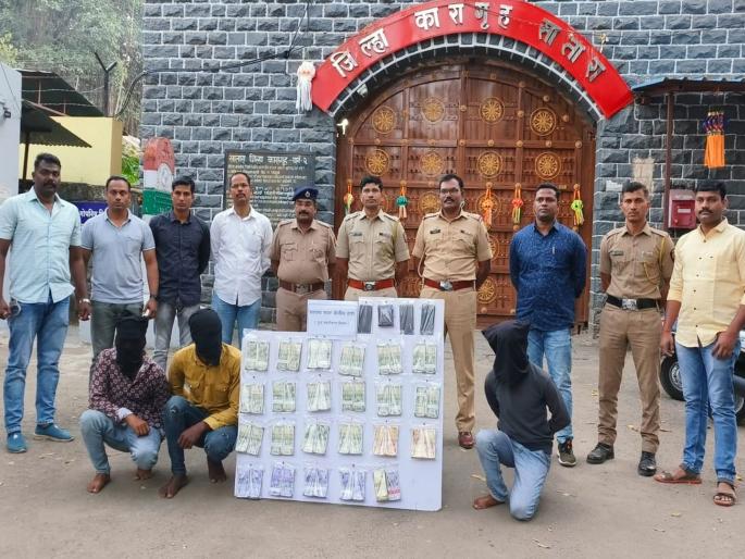 Tempo driver robbed 18 lakhs of farmers with the help of his friends | शेतकऱ्यांचे पैसे पाहून टेम्पोचालकाची नियत फिरली, मित्रांच्या मदतीने १८ लाखांची रोकड लुटली Tempo driver robbed 18 lakhs of farmers with the help of his friends | शेतकऱ्यांचे पैसे पाहून टेम्पोचालकाची नियत फिरली, मित्रांच्या मदतीने १८ लाखांची रोकड लुटली