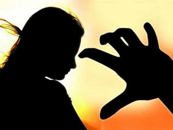 molestation took advantage of being alone in the house an incident in Shindkheda taluka | घरात एकटी असल्याची संधी साधून केला अत्याचार, शिंदखेडा तालुक्यातील घटना molestation took advantage of being alone in the house an incident in Shindkheda taluka | घरात एकटी असल्याची संधी साधून केला अत्याचार, शिंदखेडा तालुक्यातील घटना