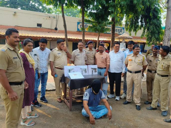 Three pistols and live cartridges recovered from the Kitchen, one Arrested | गॅसच्या ओट्याखालून तीन पिस्तूल आणि जीवंत काडतुसे जप्त; एकास अटक Three pistols and live cartridges recovered from the Kitchen, one Arrested | गॅसच्या ओट्याखालून तीन पिस्तूल आणि जीवंत काडतुसे जप्त; एकास अटक