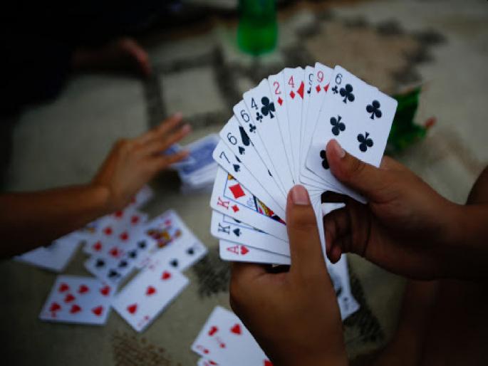 Lockdown worsened the situation; Gambling, however, has a turnover of thousands, with cards playing in the tent | लॉकडाऊनमुळे परिस्थिती खालावली; जुगारात मात्र हजारोंच्या उलाढाली, मंडपात रंगले पत्त्यांचे डाव Lockdown worsened the situation; Gambling, however, has a turnover of thousands, with cards playing in the tent | लॉकडाऊनमुळे परिस्थिती खालावली; जुगारात मात्र हजारोंच्या उलाढाली, मंडपात रंगले पत्त्यांचे डाव