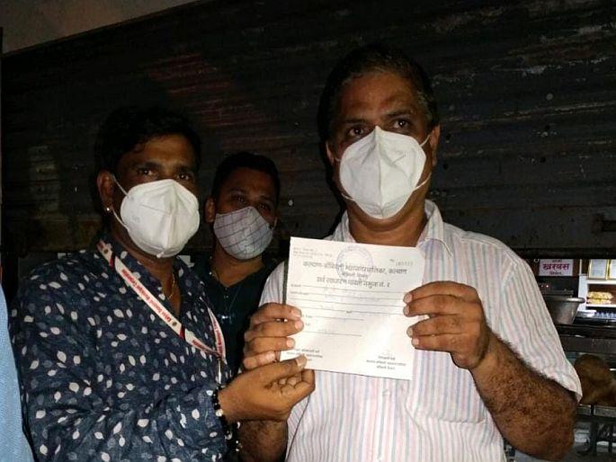 Action on shops in Dombivali, two shop seals; Collected fines from the remaining shops | डोंबिवलीत दुकानांवर कारवाई, दोन दुकान सील; उर्वरित दुकानांकडून दंड वसूल Action on shops in Dombivali, two shop seals; Collected fines from the remaining shops | डोंबिवलीत दुकानांवर कारवाई, दोन दुकान सील; उर्वरित दुकानांकडून दंड वसूल