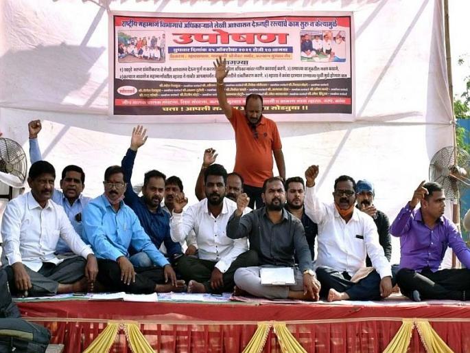 Bad condition of Kalyan Murbad road, indefinite fast of citizens started | कल्याण मुरबाड रस्त्याची दुरावस्था, नागरीकांचे बेमुदत उपोषण सुरु Bad condition of Kalyan Murbad road, indefinite fast of citizens started | कल्याण मुरबाड रस्त्याची दुरावस्था, नागरीकांचे बेमुदत उपोषण सुरु