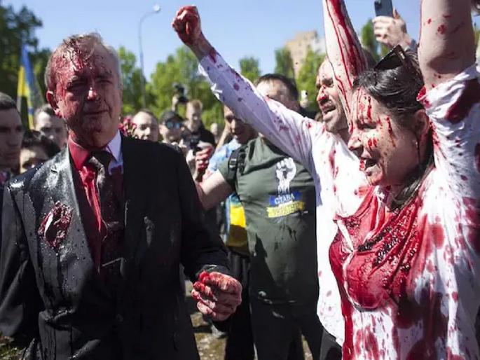 Attack on Russian ambassador with Red paint in the Poland on the victory day Watch VIDEO | Attack On Russian Ambassador : पोलंडमध्ये रशियन राजदूतावर हल्ला; तोंडाला लाल रंग फासला अन्..., पाहा- VIDEO