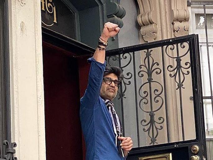 indian origin man Rahul Dubey emerges hero after sheltering protesters in Washington | सॅल्यूट : हा आहे भारतीय वंशाचा 'हिरो', ज्यानं अेरिकेतील दंगलीत डझनावर लोकांना दिला घरात आश्रय indian origin man Rahul Dubey emerges hero after sheltering protesters in Washington | सॅल्यूट : हा आहे भारतीय वंशाचा 'हिरो', ज्यानं अेरिकेतील दंगलीत डझनावर लोकांना दिला घरात आश्रय