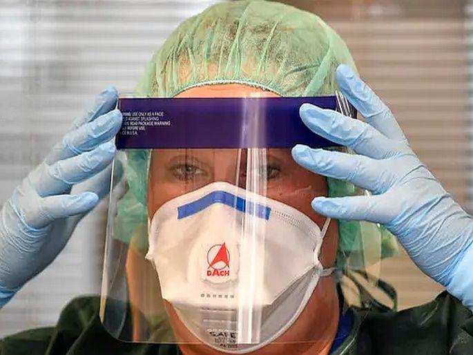 Coronavirus WHO's new guidelines on face masks strict | Coronavirus: फेस मास्कसंदर्भात WHOच्या नव्या गाईडलाईन्स आणखी कठोर, आता दिल्या अशा सूचना Coronavirus WHO's new guidelines on face masks strict | Coronavirus: फेस मास्कसंदर्भात WHOच्या नव्या गाईडलाईन्स आणखी कठोर, आता दिल्या अशा सूचना
