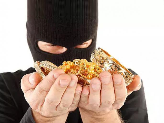 Wanted to buy gold at cheap cost, fraud of 30 lakhs | सोने स्वस्तात खरेदीची इच्छा पडली महागात, ३० लाखांची फसवणूक; चौकडी अटकेत Wanted to buy gold at cheap cost, fraud of 30 lakhs | सोने स्वस्तात खरेदीची इच्छा पडली महागात, ३० लाखांची फसवणूक; चौकडी अटकेत