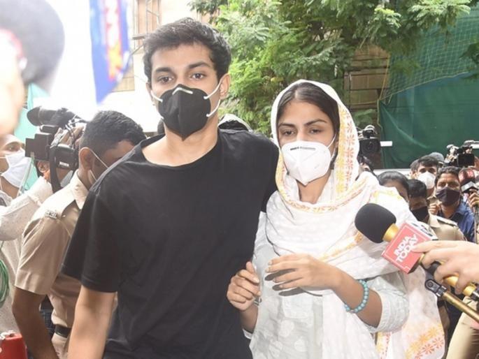 sushant death case rhea and showik chakraborty linked to the drug peddler nabbed by ncb | sushant death case : रिया चक्रवर्ती, तिच्या भावाला केव्हाही होऊ शकते अटक, ड्रग पेडलरशी थेट संबंध असल्याचे उघड sushant death case rhea and showik chakraborty linked to the drug peddler nabbed by ncb | sushant death case : रिया चक्रवर्ती, तिच्या भावाला केव्हाही होऊ शकते अटक, ड्रग पेडलरशी थेट संबंध असल्याचे उघड