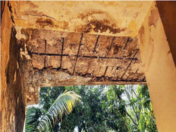 Vaccination in a dangerous building | धोकादायक इमारतीमध्ये लसीकरण, भंडाऱ्याच्या जीवघेण्या घटनेनंतरही आरोग्य यंत्रणा बेफिकीर Vaccination in a dangerous building | धोकादायक इमारतीमध्ये लसीकरण, भंडाऱ्याच्या जीवघेण्या घटनेनंतरही आरोग्य यंत्रणा बेफिकीर