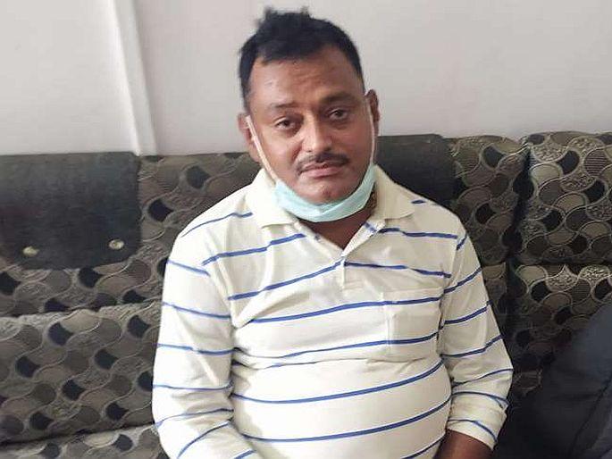 flower seller recognized vikas dubey in the mahakal temple says police | ना सुरक्षा रक्षक, ना पुजारी; मंदिरात नेमकं कुणी ओळखलं विकास दुबेला? पोलिसांनी सांगितली अशी 'थिअरी' flower seller recognized vikas dubey in the mahakal temple says police | ना सुरक्षा रक्षक, ना पुजारी; मंदिरात नेमकं कुणी ओळखलं विकास दुबेला? पोलिसांनी सांगितली अशी 'थिअरी'