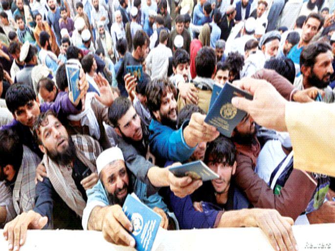 The tragedy of a sudden death in the dream of going to Pakistan | पाकिस्तानात जाण्याच्या स्वप्नापोटी चेंगराचेंगरीत आलेल्या मरणाची शोकांतिका The tragedy of a sudden death in the dream of going to Pakistan | पाकिस्तानात जाण्याच्या स्वप्नापोटी चेंगराचेंगरीत आलेल्या मरणाची शोकांतिका