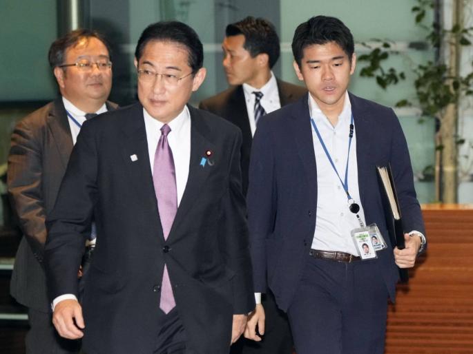 Japan's PM Fumio Kishida took a big action against the son shotaro The party was held at the government residence | जपानचे PM फुमियो किशिदा यांनी मुलावरच घेतली मोठी अॅक्शन; सरकारी निवासस्थानी केली होती पार्टी Japan's PM Fumio Kishida took a big action against the son shotaro The party was held at the government residence | जपानचे PM फुमियो किशिदा यांनी मुलावरच घेतली मोठी अॅक्शन; सरकारी निवासस्थानी केली होती पार्टी