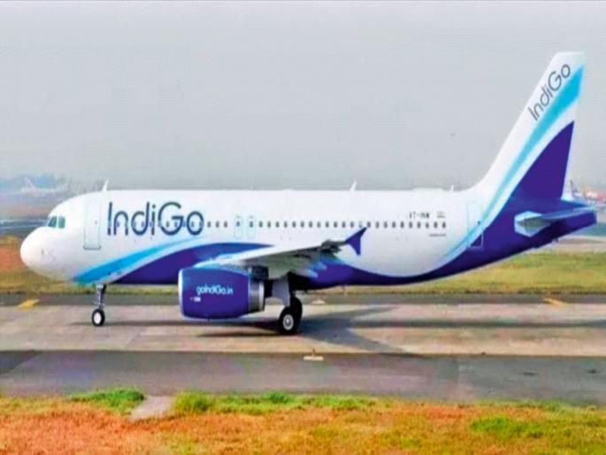 Passengers from Mumbai were disembarked from the plane for Pune passengers | पुण्याच्या प्रवाशांसाठी मुंबईच्या प्रवाशांना विमानातून उतरवले Passengers from Mumbai were disembarked from the plane for Pune passengers | पुण्याच्या प्रवाशांसाठी मुंबईच्या प्रवाशांना विमानातून उतरवले