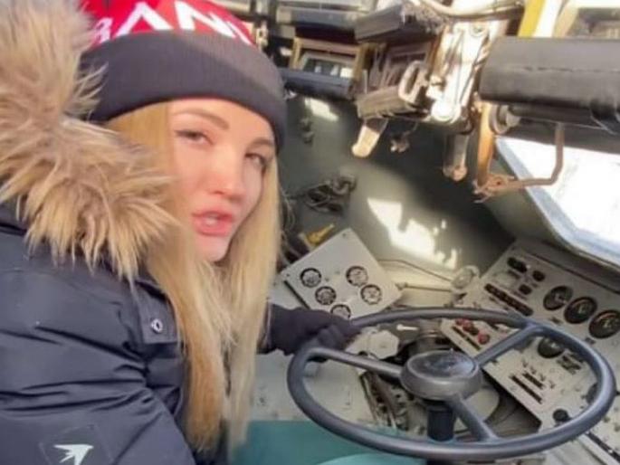 Russia Ukraine crisis Ukraine born russian girl supporting ukraine, this matter goes viral | Russia Ukraine War : रशियाची तरुणी, युक्रेनच्या बाजूने; ट्रेंड होतेय Nastya ची कहाणी! जाणून घ्या, काय आहे नेमकं प्रकरण Russia Ukraine crisis Ukraine born russian girl supporting ukraine, this matter goes viral | Russia Ukraine War : रशियाची तरुणी, युक्रेनच्या बाजूने; ट्रेंड होतेय Nastya ची कहाणी! जाणून घ्या, काय आहे नेमकं प्रकरण