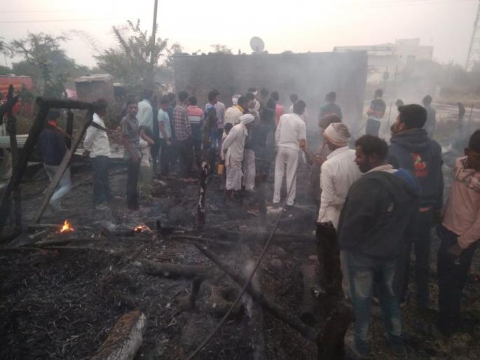 39 goats died in the fierce fire, big loss to the villagers | भीषण आगीत ३९ बकऱ्यांचा होरपळून मृत्यू, ग्रामस्थांचे मोठे नुकसान 39 goats died in the fierce fire, big loss to the villagers | भीषण आगीत ३९ बकऱ्यांचा होरपळून मृत्यू, ग्रामस्थांचे मोठे नुकसान