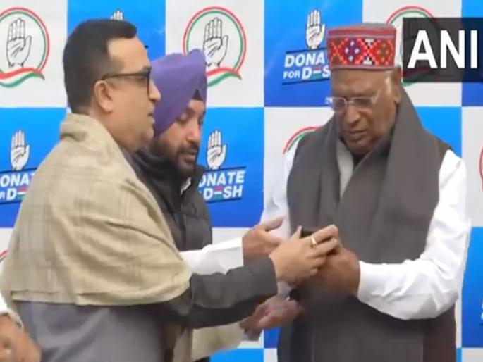 Why Congress is asking only 138 rupees Giving 1.38 lakh rupees, Kharge said, One month's salary is gone | केवळ 138 रुपयेच का मागतेय काँग्रेस? 1.38 लाख रुपये देत खर्गे म्हणाले, 'एक महिन्याचा पगार गेला'! Why Congress is asking only 138 rupees Giving 1.38 lakh rupees, Kharge said, One month's salary is gone | केवळ 138 रुपयेच का मागतेय काँग्रेस? 1.38 लाख रुपये देत खर्गे म्हणाले, 'एक महिन्याचा पगार गेला'!