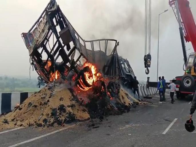 Truck caught fire in Solapur, wheat ash The vehicle had to be lifted by a crane | सोलापुरात ट्रक पेटला, गव्हाची राख! क्रेनद्वारे उचलावे लागले वाहन Truck caught fire in Solapur, wheat ash The vehicle had to be lifted by a crane | सोलापुरात ट्रक पेटला, गव्हाची राख! क्रेनद्वारे उचलावे लागले वाहन