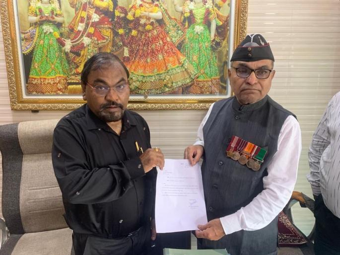 Ex-servicemen's warning of self-immolation canceled in Ulhasnagar, mediation of Commissioner Shaikh, urban planner Mule successful | उल्हासनगरात माजी सैनिकांचा आत्मदहनाचा इशारा मागे, आयुक्त शेख, नगररचनाकार मुळे यांची मध्यस्थी यशस्वी Ex-servicemen's warning of self-immolation canceled in Ulhasnagar, mediation of Commissioner Shaikh, urban planner Mule successful | उल्हासनगरात माजी सैनिकांचा आत्मदहनाचा इशारा मागे, आयुक्त शेख, नगररचनाकार मुळे यांची मध्यस्थी यशस्वी