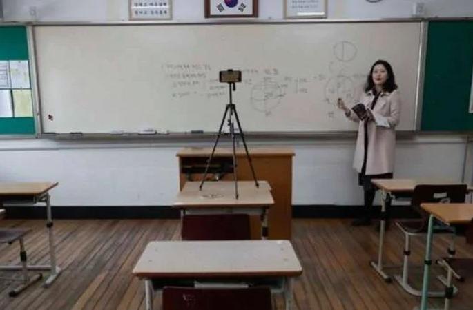 Online classes banned in Karnataka till 5th | पाचवीपर्यंत ऑनलाईन वर्गांना बंदी, या राज्य सरकारने घेतला निर्णय Online classes banned in Karnataka till 5th | पाचवीपर्यंत ऑनलाईन वर्गांना बंदी, या राज्य सरकारने घेतला निर्णय