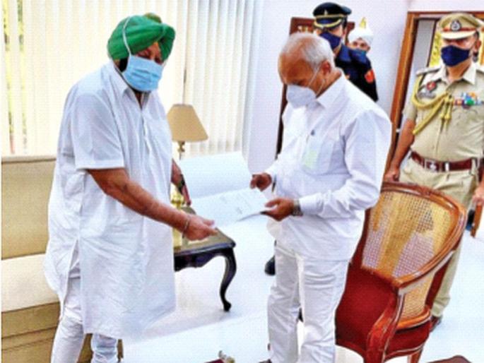 Captain's wicket in Punjab; Amarinder Singh's resignation as CM, Congress in trouble ahead of elections | पंजाबात ‘कॅप्टन’ची विकेट; अमरिंदर सिंग यांचा CM पदाचा राजीनामा, निवडणुकांच्या तोंडावर काँग्रेस अडचणीत