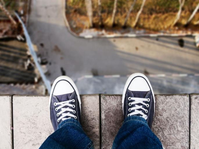 A senior police officer's daughter committed suicide out of frustration, jumped from the fifth floor | नैराशातून वरिष्ठ पोलीस अधिकाऱ्याच्या मुलीची आत्महत्या, पाचव्या मजल्यावरून घेतली उडी A senior police officer's daughter committed suicide out of frustration, jumped from the fifth floor | नैराशातून वरिष्ठ पोलीस अधिकाऱ्याच्या मुलीची आत्महत्या, पाचव्या मजल्यावरून घेतली उडी