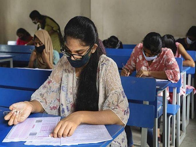 MPSC EXAM: Mandatory for three-tiered mask candidates during the examination | MPSC EXAM : परीक्षेवेळी तीनपदरी मास्क उमेदवारांसाठी अनिवार्य, काेराेनाच्या पार्श्वभूमीवर नियमावली MPSC EXAM: Mandatory for three-tiered mask candidates during the examination | MPSC EXAM : परीक्षेवेळी तीनपदरी मास्क उमेदवारांसाठी अनिवार्य, काेराेनाच्या पार्श्वभूमीवर नियमावली