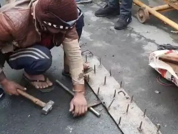 Delhi police said nails fixed near barricades at ghazipur border in uttar pradesh repositioned  | गाझीपूर बॉर्डरवर खिळे काढतानाच्या व्हायरल व्हिडिओ मागचं नेमकं सत्य काय? पोलिसांनी सांगितलं... Delhi police said nails fixed near barricades at ghazipur border in uttar pradesh repositioned  | गाझीपूर बॉर्डरवर खिळे काढतानाच्या व्हायरल व्हिडिओ मागचं नेमकं सत्य काय? पोलिसांनी सांगितलं...