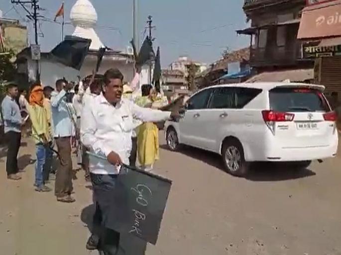 shouted slogan of ‘go back’ before the Scheduled Tribes Welfare Committee; Anger expressed by showing black flags in tumasar | अनुसूचित जमाती कल्याण समितीसमोर ‘गो बॅक’च्या घोषणा; काळे झेंडे दाखवून व्यक्त केला संताप shouted slogan of ‘go back’ before the Scheduled Tribes Welfare Committee; Anger expressed by showing black flags in tumasar | अनुसूचित जमाती कल्याण समितीसमोर ‘गो बॅक’च्या घोषणा; काळे झेंडे दाखवून व्यक्त केला संताप