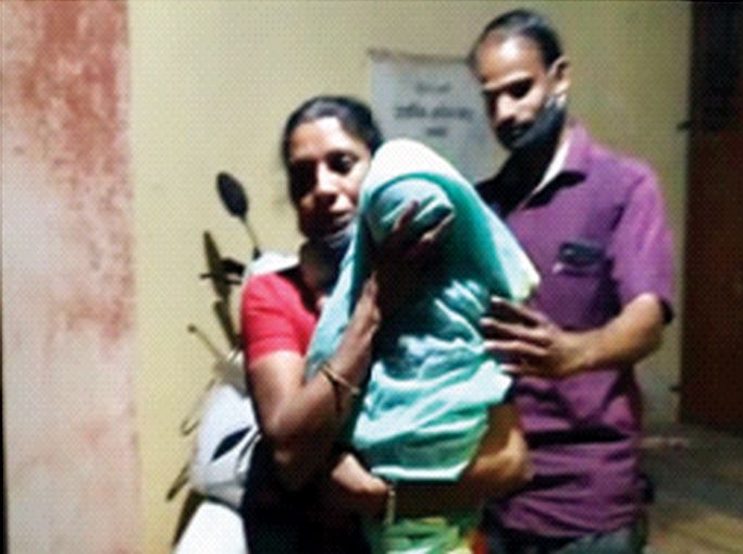 A Family came for the family welfare surgery but they Had to starve 10 hours | कुटुंबकल्याण शस्त्रक्रियेसाठी आलेले १० तास उपाशीपोटी, सफाळे आरोग्य केंद्रामधील प्रकार A Family came for the family welfare surgery but they Had to starve 10 hours | कुटुंबकल्याण शस्त्रक्रियेसाठी आलेले १० तास उपाशीपोटी, सफाळे आरोग्य केंद्रामधील प्रकार