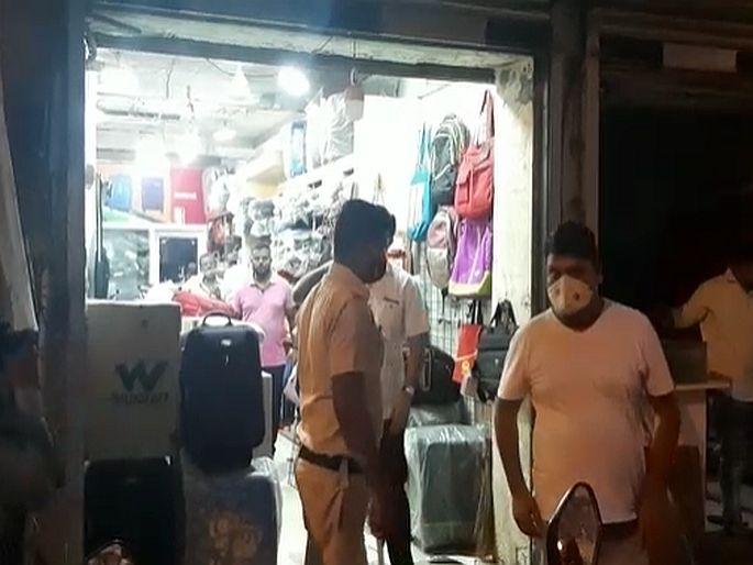 Corona restraint; In Kalyan, even after seven, some shops are still open | कोरोना निर्बंध; कल्याणमध्ये सात नंतरही काही दुकाने उघडीच, पोलिसांना पाहून दुकानदारांची तारांबळ Corona restraint; In Kalyan, even after seven, some shops are still open | कोरोना निर्बंध; कल्याणमध्ये सात नंतरही काही दुकाने उघडीच, पोलिसांना पाहून दुकानदारांची तारांबळ