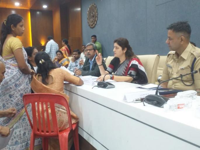 Women presented their pains before Rupali Chakankar | महिलांनी रुपाली चाकणकर यांच्यासमोर मांडल्या व्यथा Women presented their pains before Rupali Chakankar | महिलांनी रुपाली चाकणकर यांच्यासमोर मांडल्या व्यथा