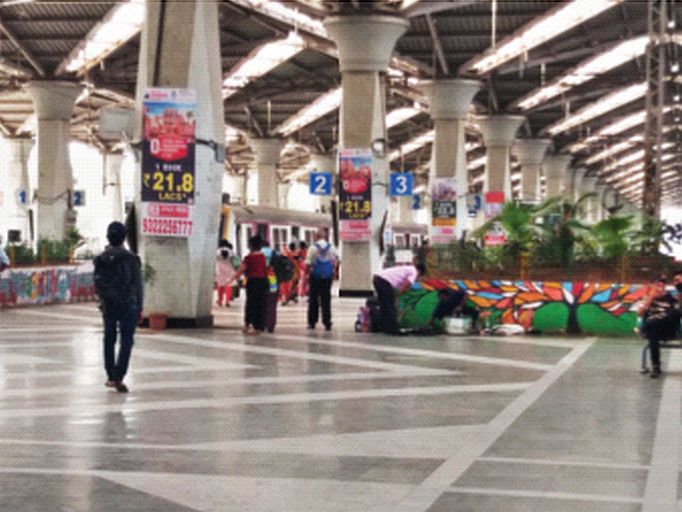 No corona check in at bus station, municipal boundary, railway station | आओ जाओ घर तुम्हारा! बस स्थानक, पालिका हद्द, रेल्वे स्थानकात कोठेच तपासणी नाही; सांगा कोरोना रोखणार कसा? No corona check in at bus station, municipal boundary, railway station | आओ जाओ घर तुम्हारा! बस स्थानक, पालिका हद्द, रेल्वे स्थानकात कोठेच तपासणी नाही; सांगा कोरोना रोखणार कसा?