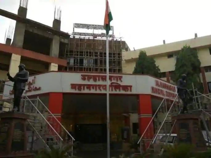 Pendown agitation of Ulhasnagar Municipal Corporation employees to protest against BJP corporators' dabanggiri | भाजपा नगरसेवकांच्या दबंगगिरीच्या निषेधार्थ उल्हासनगर महापालिका कर्मचाऱ्यांचे पेनडाऊन आंदोलन Pendown agitation of Ulhasnagar Municipal Corporation employees to protest against BJP corporators' dabanggiri | भाजपा नगरसेवकांच्या दबंगगिरीच्या निषेधार्थ उल्हासनगर महापालिका कर्मचाऱ्यांचे पेनडाऊन आंदोलन