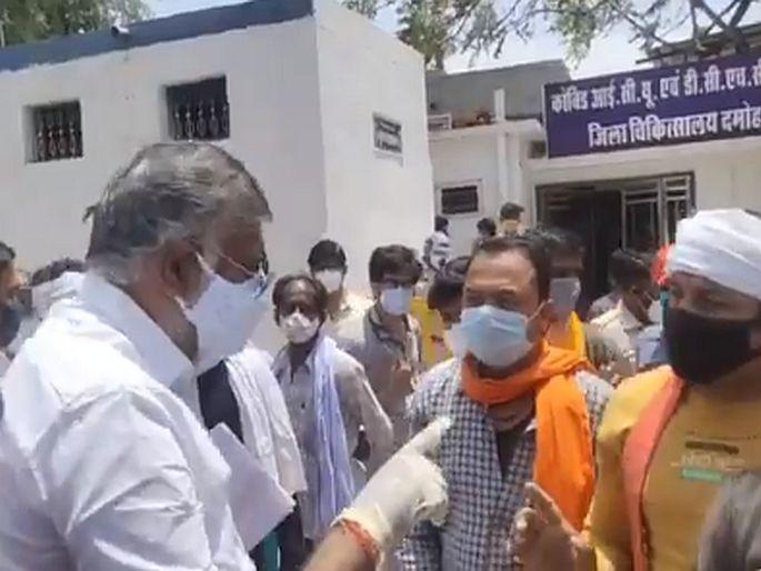 CoronaVirus Two slaps threat to man seeking oxygen by union minister prahlad patel कोरोना काळात ही करसली दादागिरी? | CoronaVirus: ...तर दोन थापडा खाशील; ऑक्सीजन सिलेंडर न मिळाल्याची तक्रार करणाऱ्या व्यक्तीला केंद्रीय मंत्र्यांची धमकी CoronaVirus Two slaps threat to man seeking oxygen by union minister prahlad patel कोरोना काळात ही करसली दादागिरी? | CoronaVirus: ...तर दोन थापडा खाशील; ऑक्सीजन सिलेंडर न मिळाल्याची तक्रार करणाऱ्या व्यक्तीला केंद्रीय मंत्र्यांची धमकी